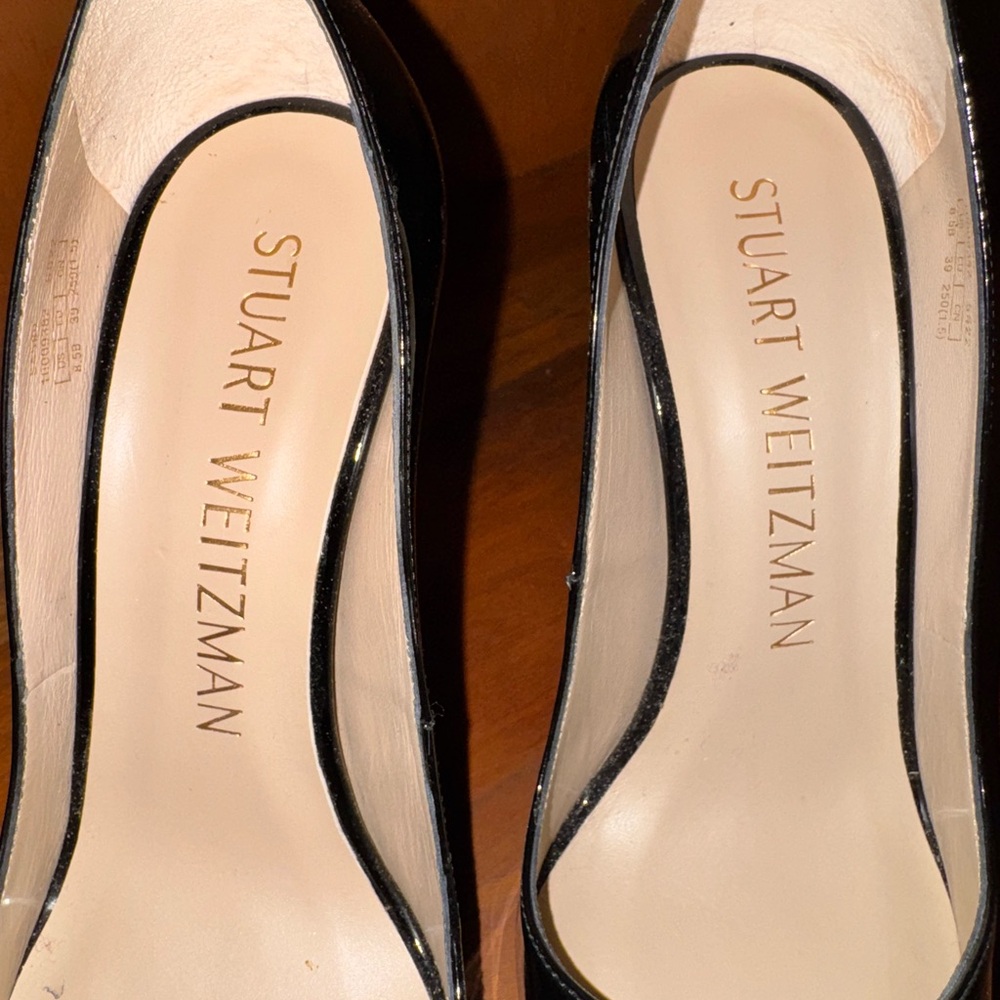 Size 8.5 Women’s Stuart Weitzman black patent leather pumps